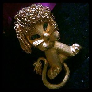 Mandle signed Lion brooch with movable hair